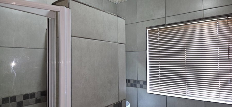 5 Bedroom Property for Sale in Langenhovenpark Free State